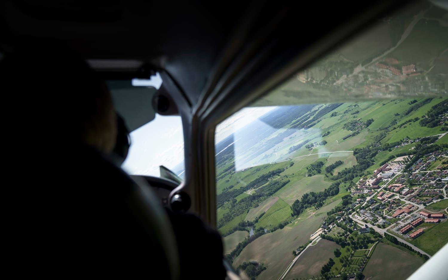 Från ungefär mitten av april till slutet av augusti står piloten och spanaren standby för att kunna bistå räddningstjänsten. 