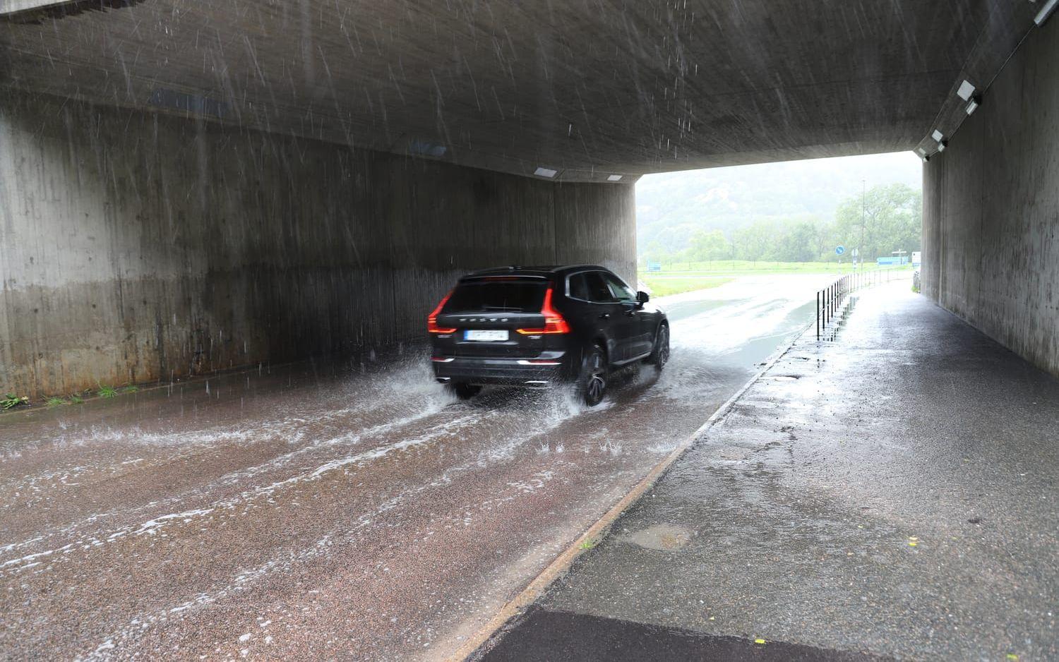 Tunneln under E20 på väg till eller från Jonsered är rejält fylld med vatten från en ...