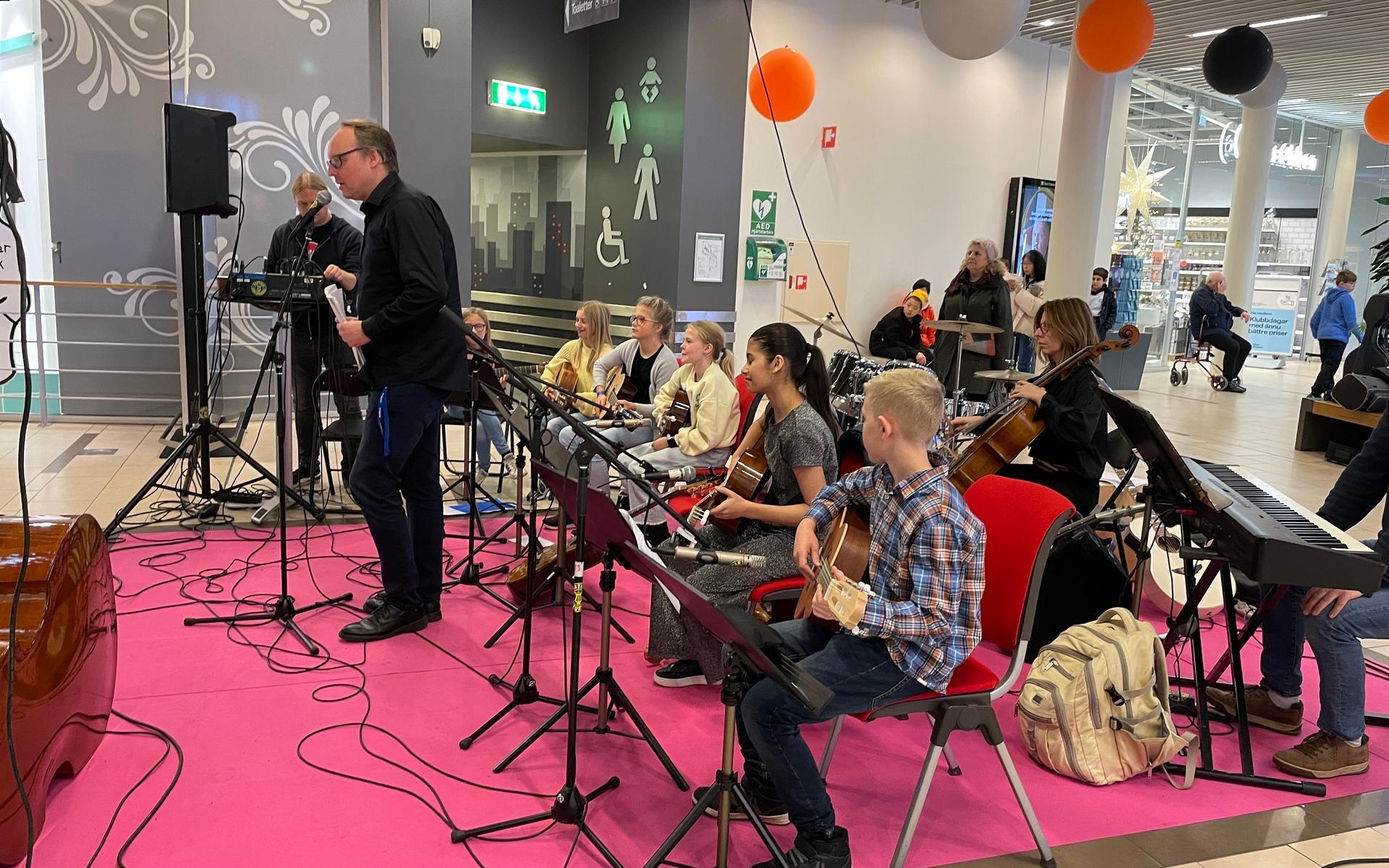 Under onsdagen intog Kulturskolans elever Allum. På tre scener i det stora köpcentret spelades musik på alltifrån gitarr till saxofon.