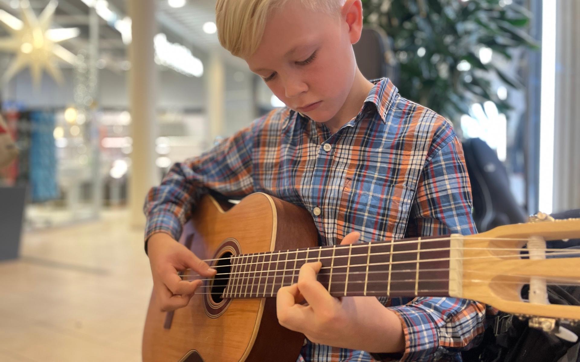 Eleven Charlie Hellemar spelar också gitarr och har gjort det sedan han var fem år gammal. Nu har han också börjat öva med elgitarr och trombon i orkestern. 