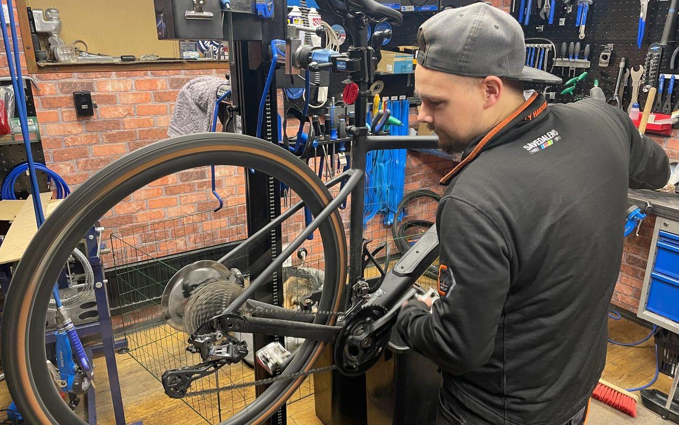 Jonas Nikka jobbar på en gravelbike.