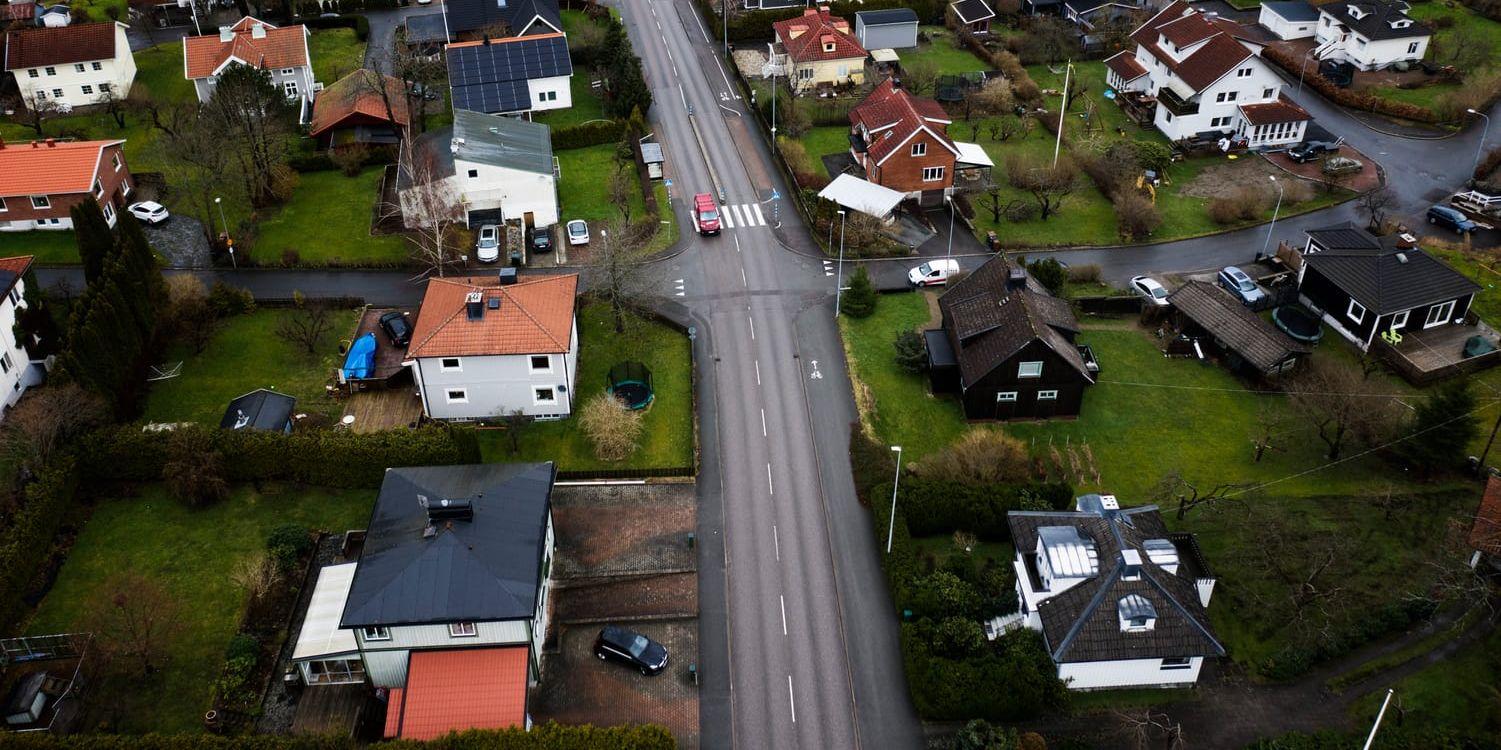 Brattåskärrsvägen är en av vägarna från Sävedalen till Partille centrum där boende har upplevt problem, men de kommer inte lösas med en väg genom ravinen - det är nu kommunstyrelsens politiker överens om.