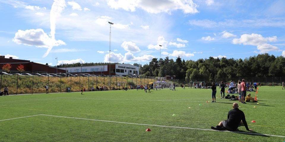 En femårig pojke hittade en flaska när han lekte vid Öjersjö IP. Flaskans innehåll gav pojken brännskador runt läpparna. 