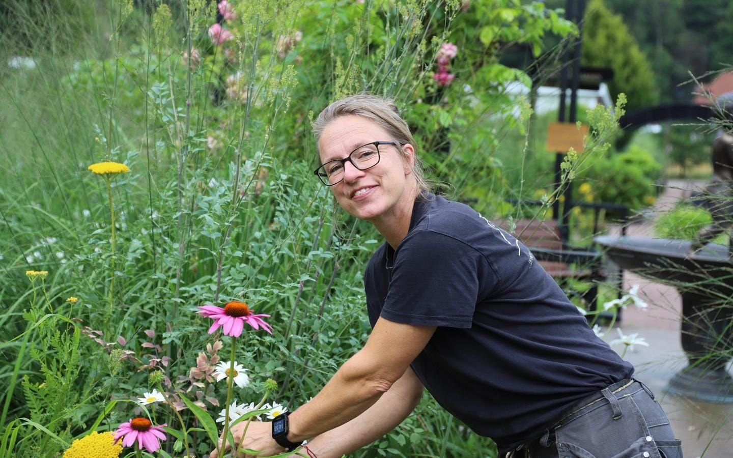 Karin Brattberg, trädgårdsmästare på Jonsereds trädgårdar. 