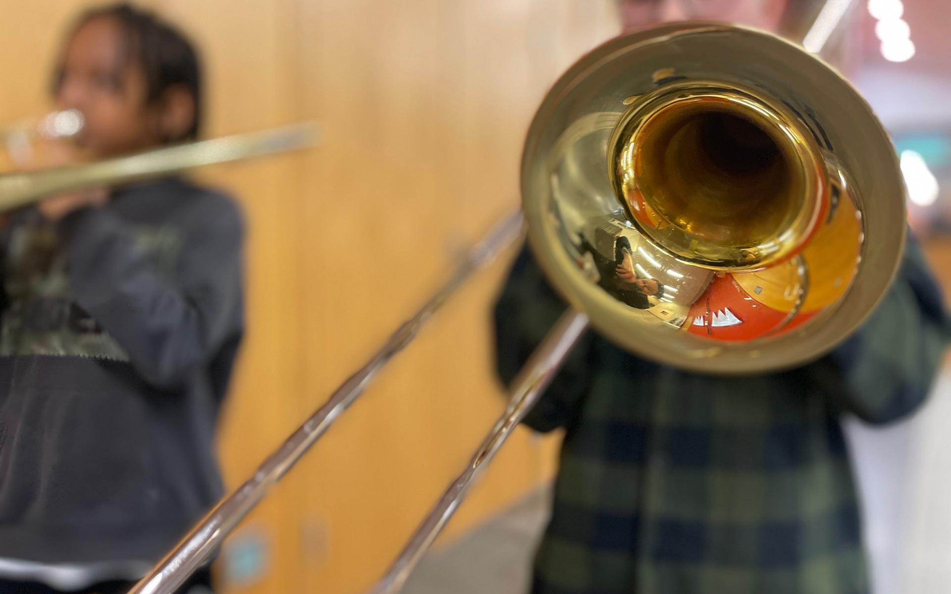 Många elever som spelat blåsinstrument har slutat under pandemin, då smittrisken var som störst på det området. Nu söker kulturskolan fler som är nyfikna på att börja spela. 