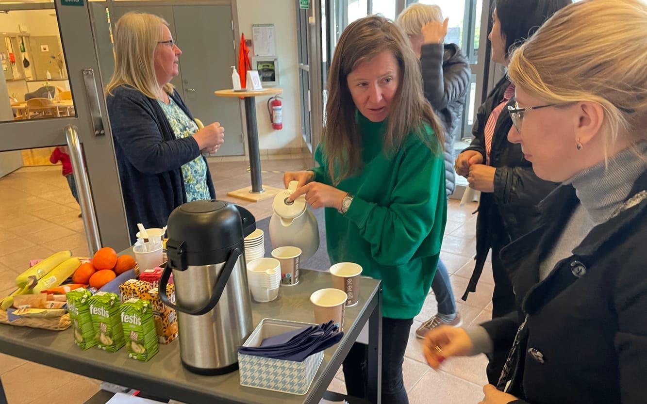 Eleverna får ta en ”fika” och en behövlig paus mitt under lektionerna vid Furulundskyrkan.