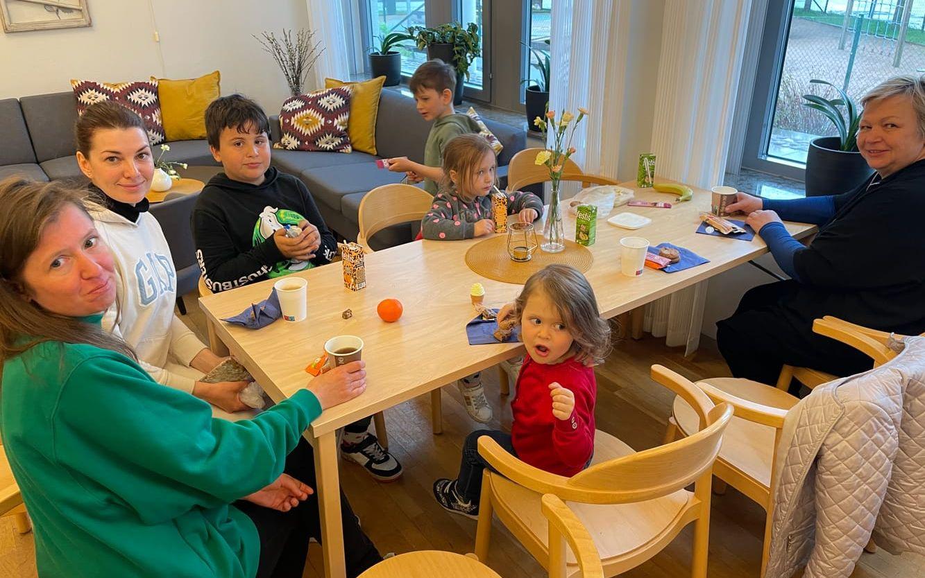 Även flera barn är med sina mammor som läser svenska. De får ingen förskoleplats.