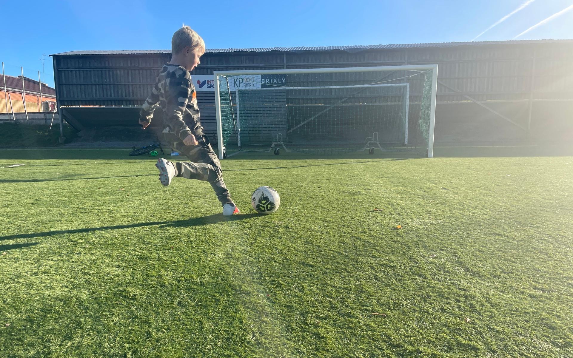 Alexander Martinsson älskar att spela fotboll och tränar i JIF sedan flera år. 