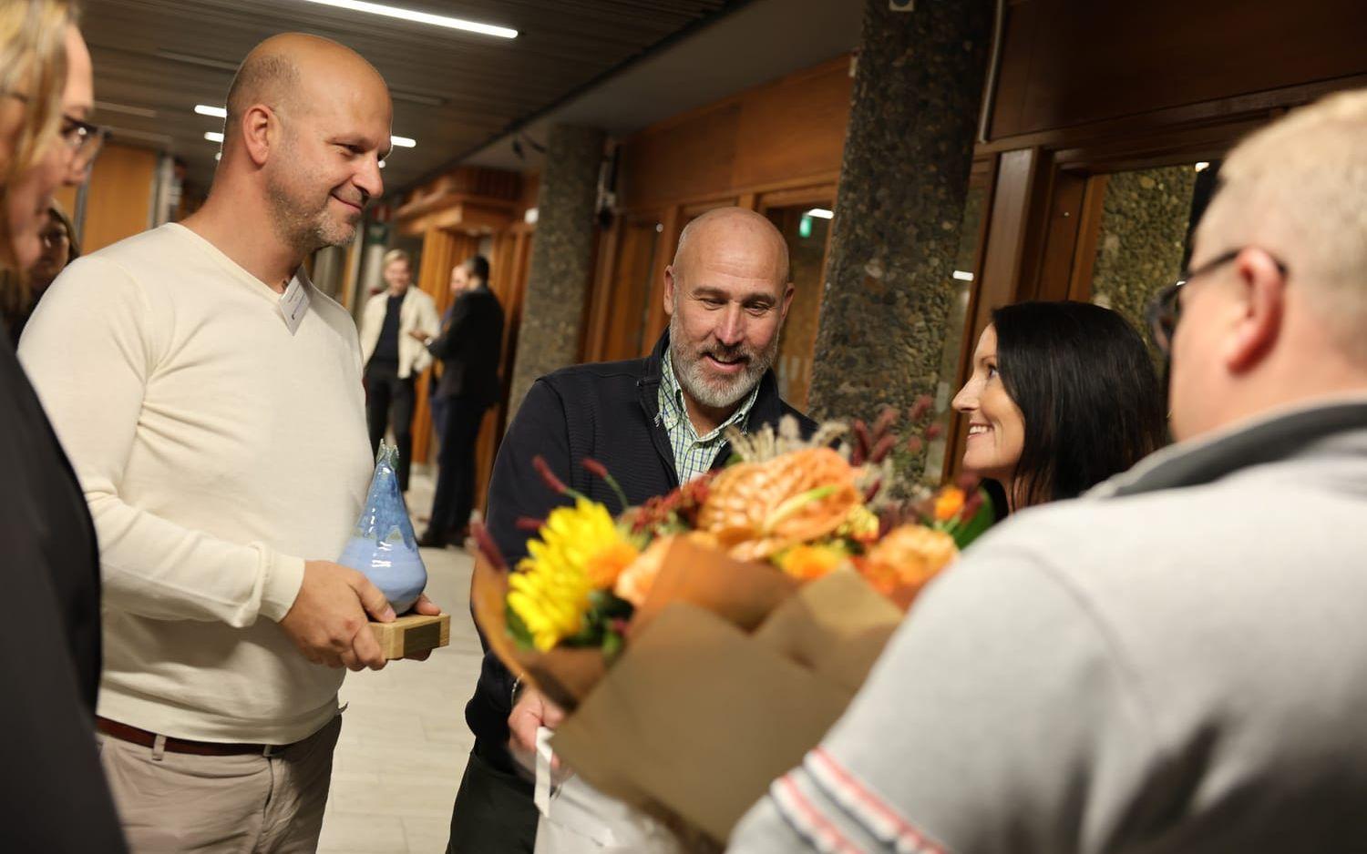 Theodore Zannakis från Evotiv AB tar emot blommor från kommunstyrelsens ordförande Marith Hesse (M).