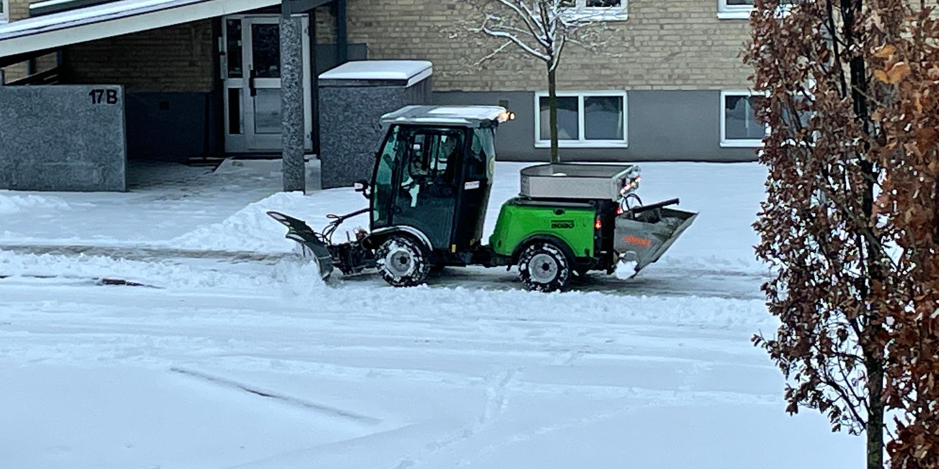 Gata/parkchefen ger svar på hur snöröjningen är upplagd i Partille.