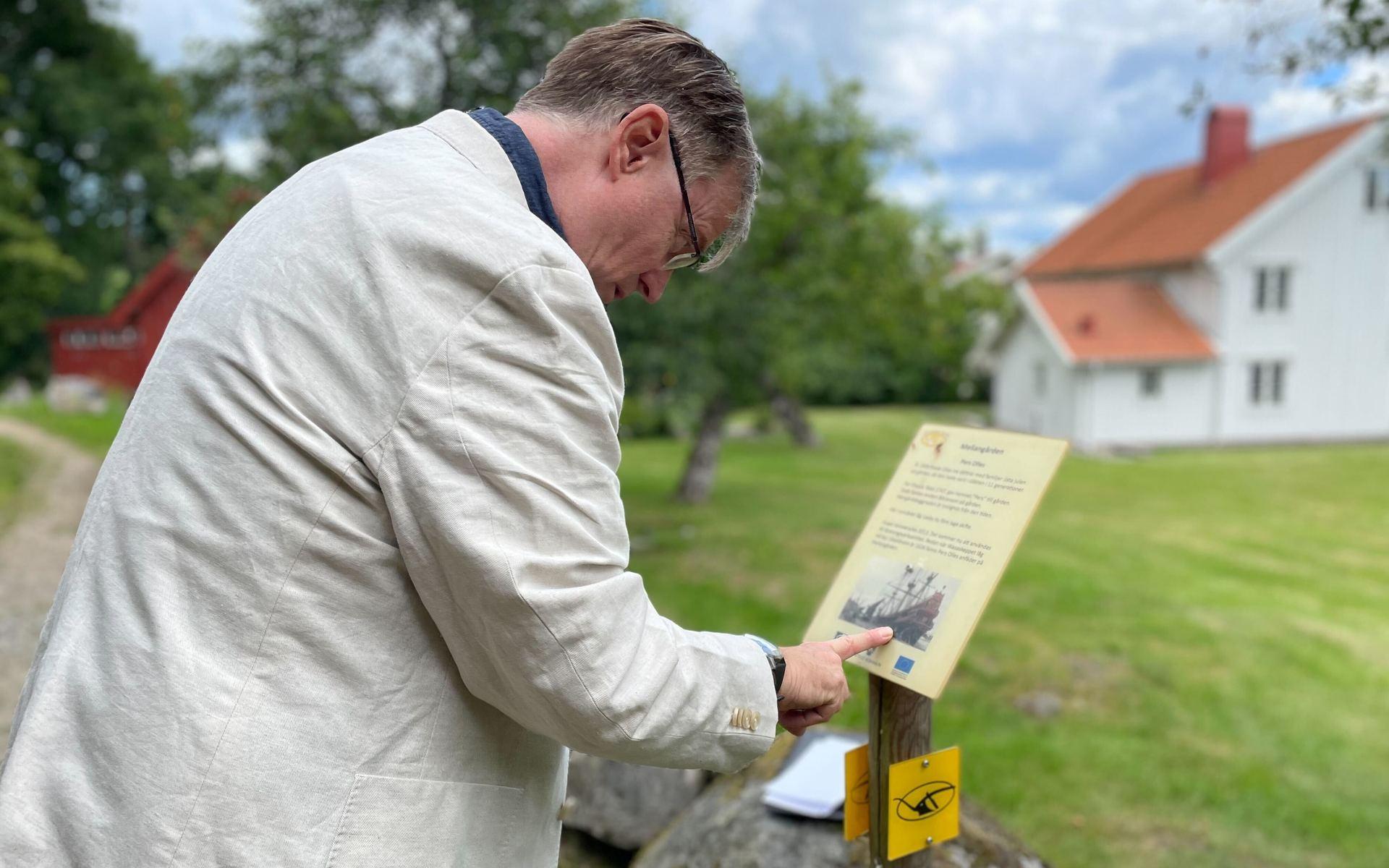 Intill Olles hus i Lexby stannade Matz Dovstrand till för att läsa om husets historia. 