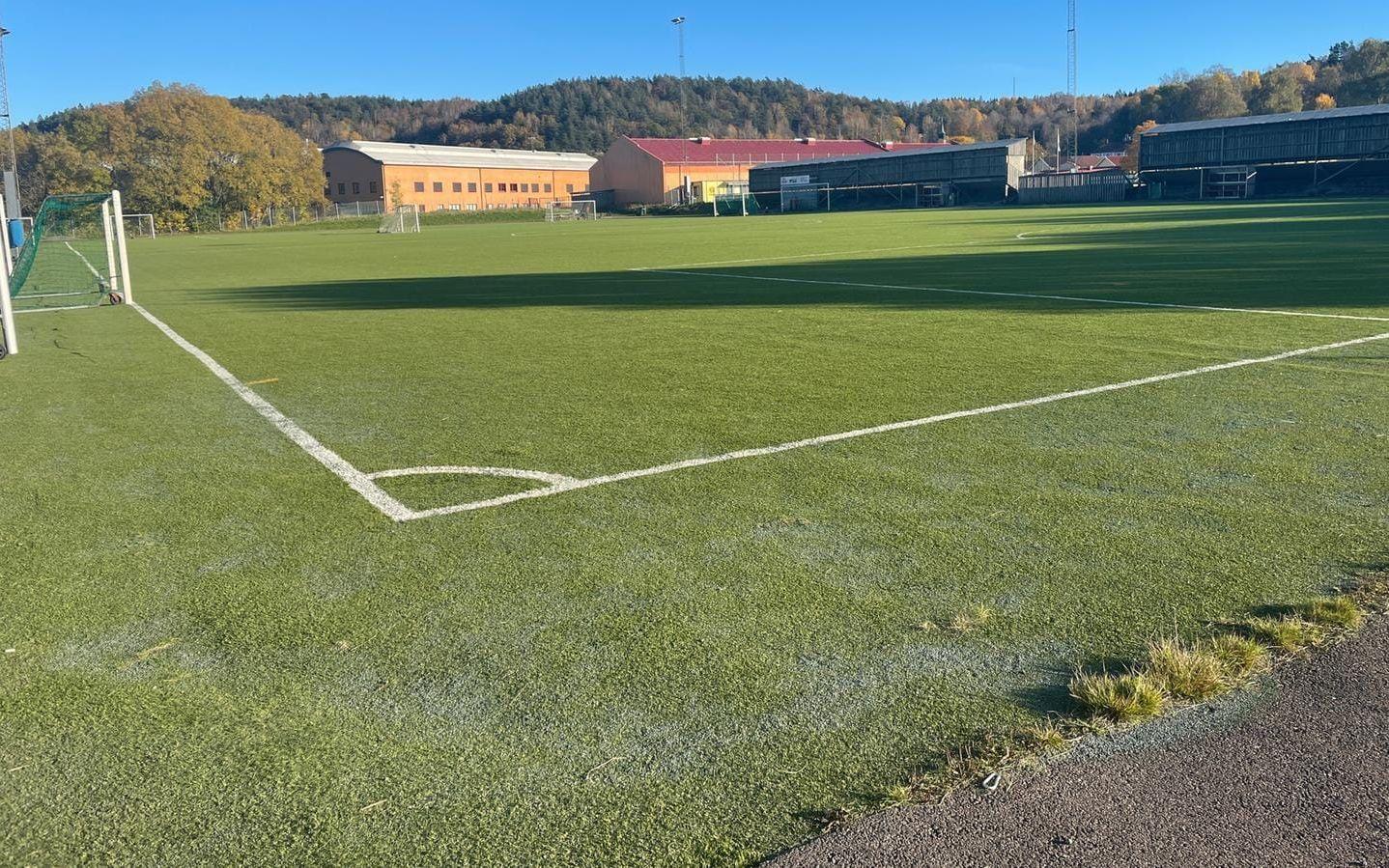 Jonsereds IF:s konstgräsplan är utsliten och ett byte var planerat. Nu stoppas en ny plan av att marken inte är tillräckligt stabil. 