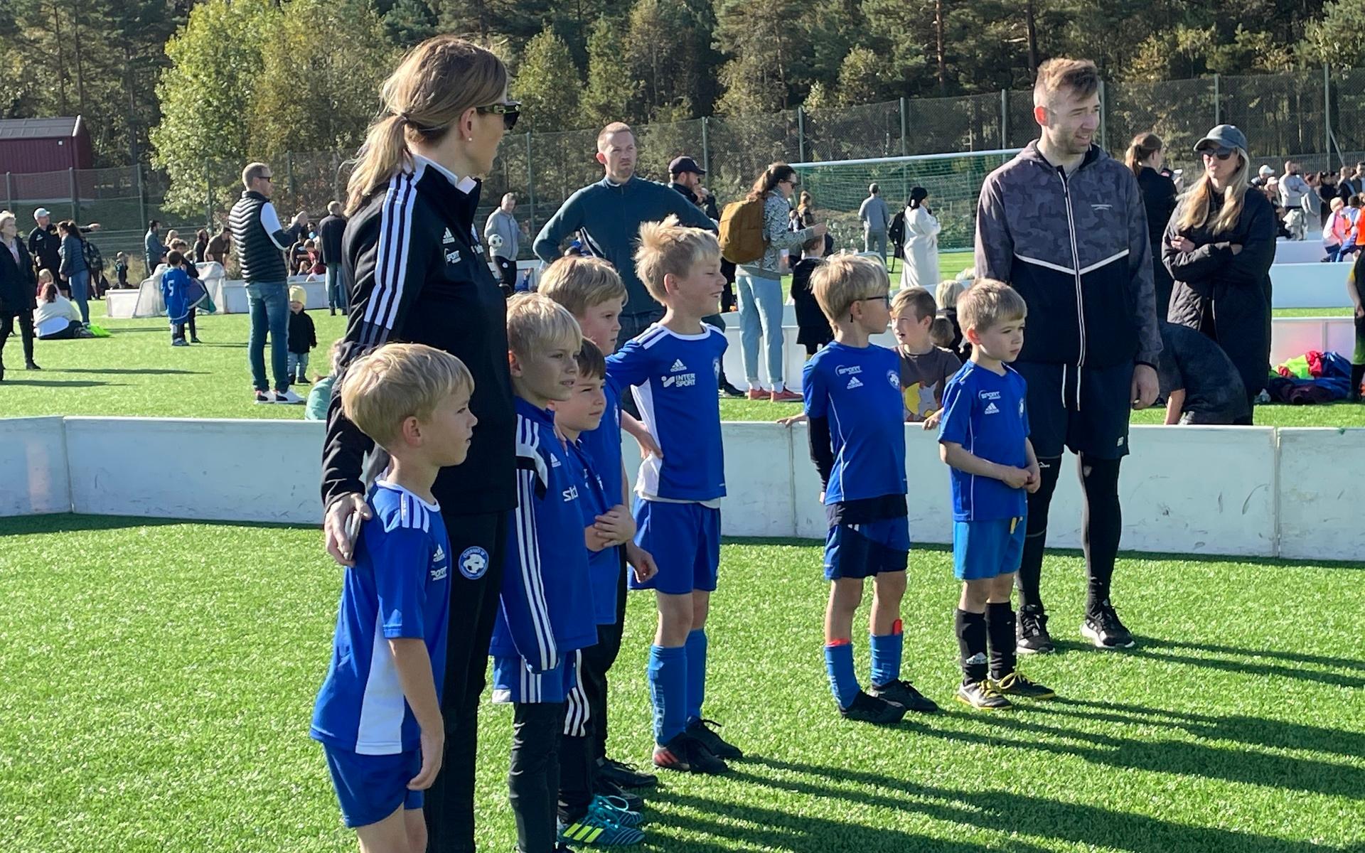 Spelarna i Öjersjö If tackar motståndarna för matchen.