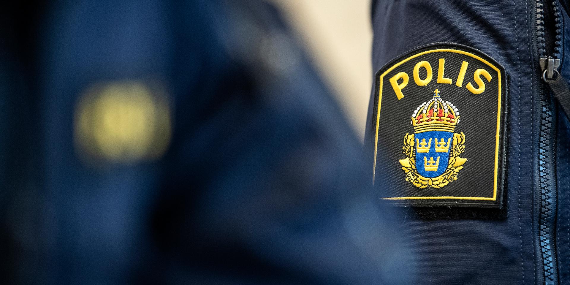 En pojke i yngre tonåringen uppger att han blivit misshandlad av sex äldre killar. Nu läggs ärendet ned. ”Det är uppenbart att brottet inte går att utreda”, skriver polisen i sitt beslut.