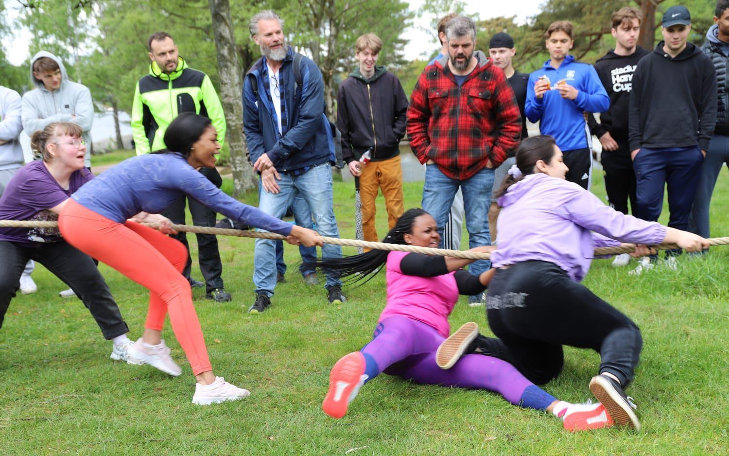 Femkampen avslutades med en dragkamp mellan klasserna.