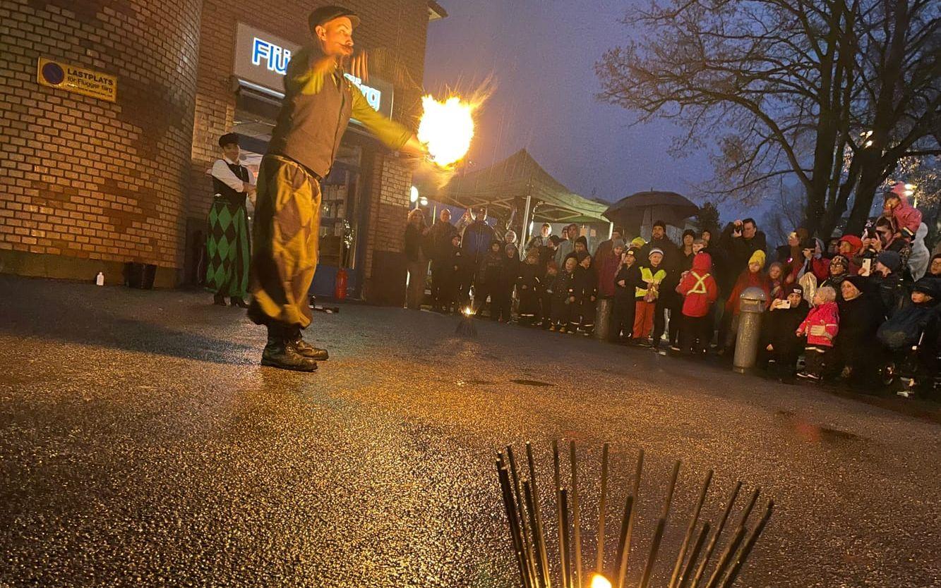 Eldshowen lockade många Partillebor till julfesten i Sävedalen.