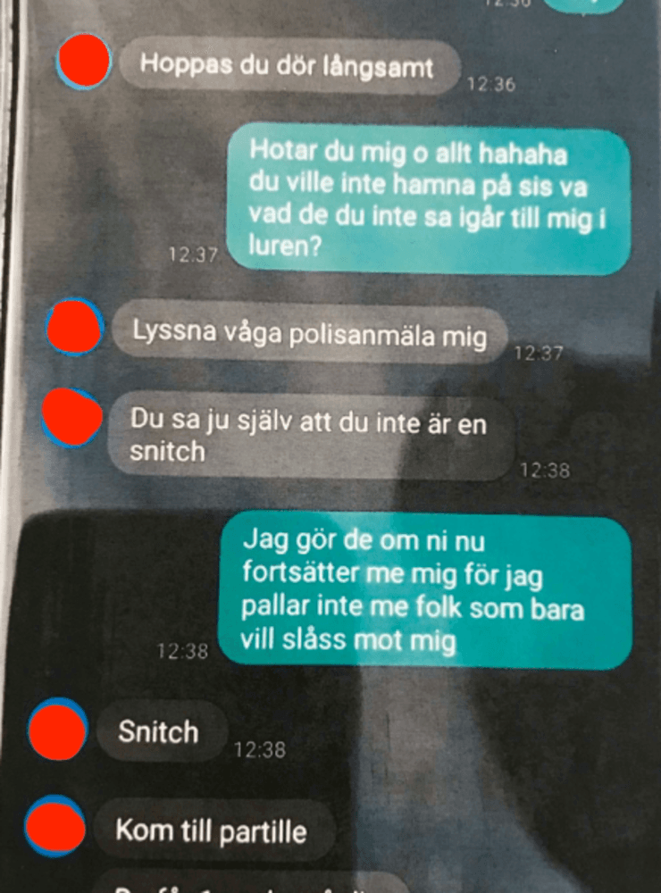 Bland annat ska han ha mottagit hot via sms. 