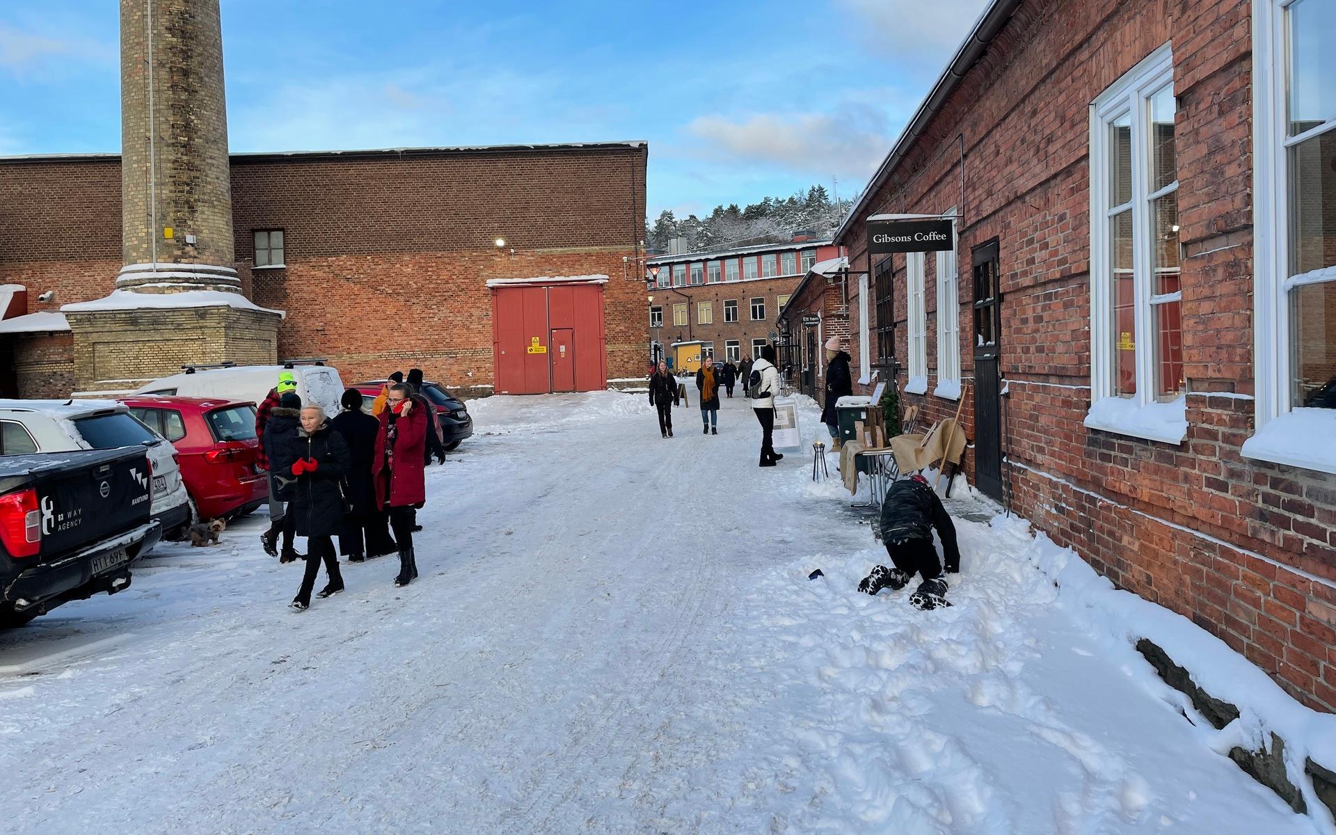 Snötäckt mellan husen.