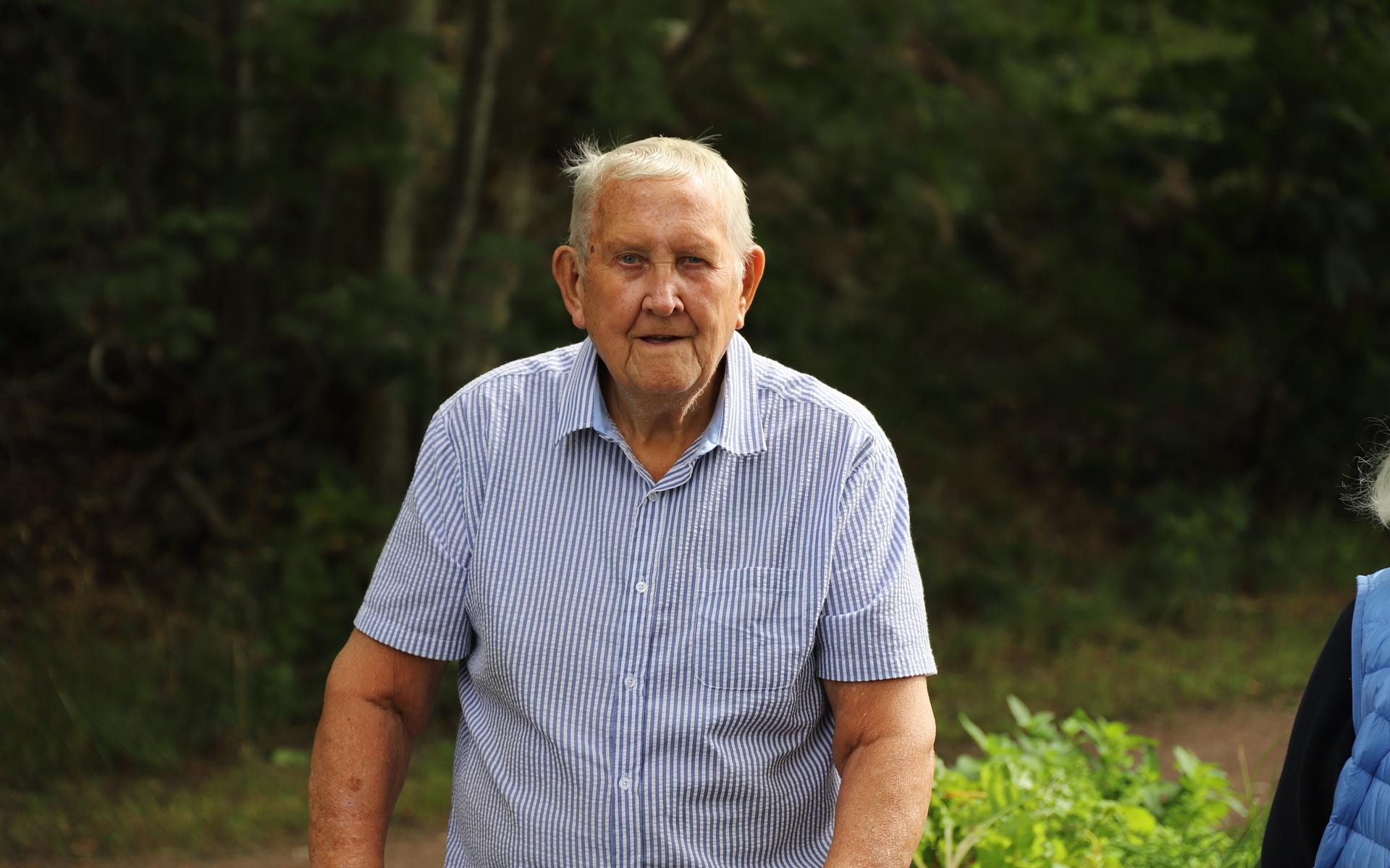 Pensionären Stig Linansky trivs vid odlingsplatsen. 