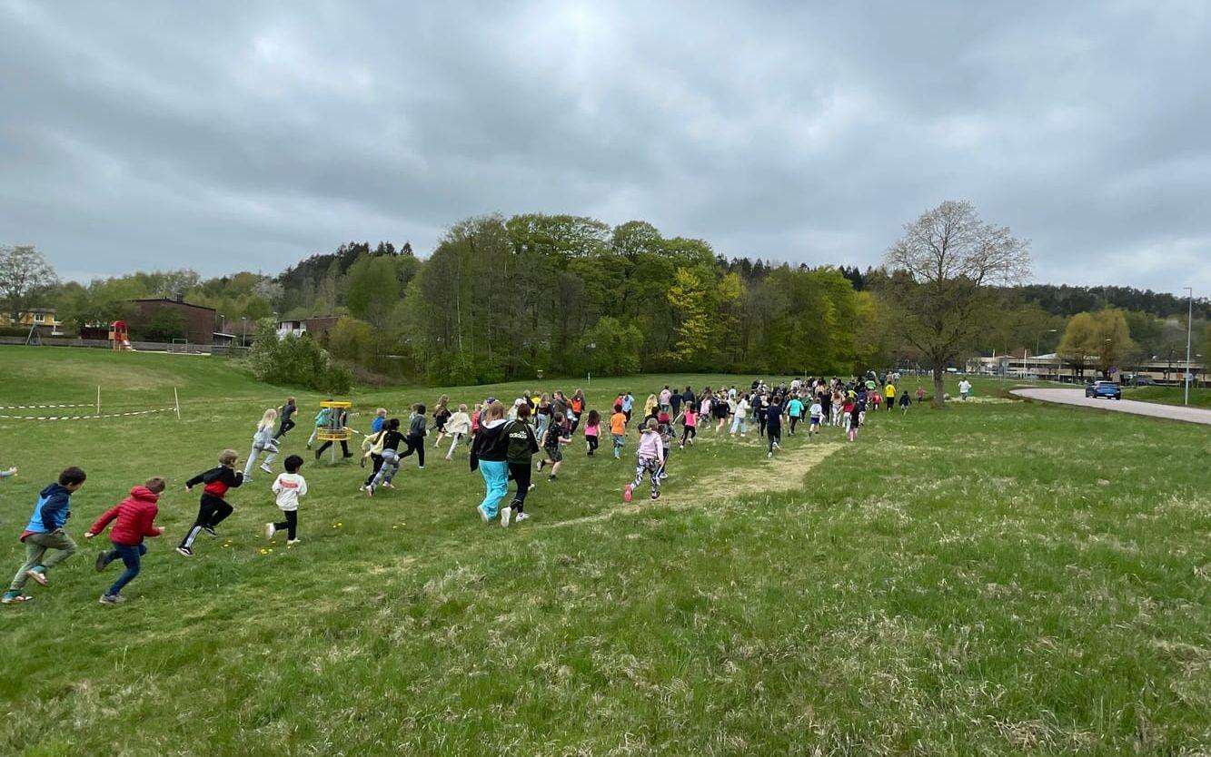 Banan slingrade sig runt gräsplanen framför skolan och var ungefär 450 meter lång. 